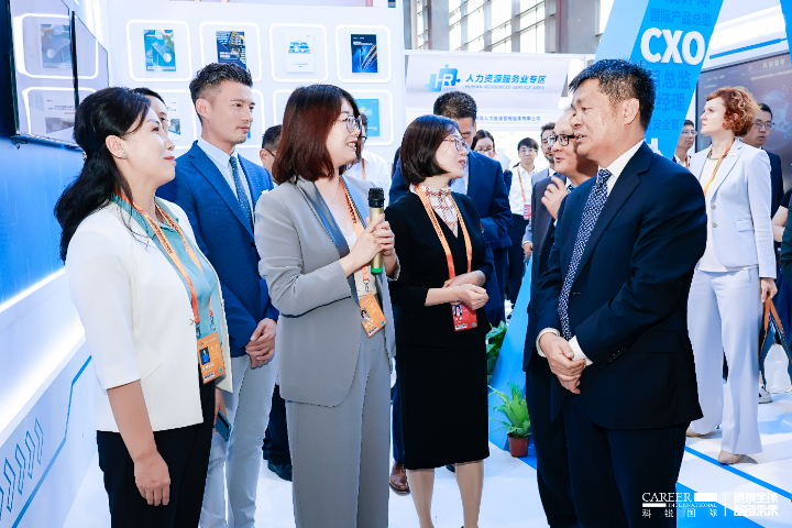 PG 国际在2024年服贸会的展台受到人力资源社会保障党组成员等重要领导的莅临观赏